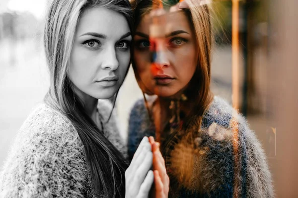 Portrait Jeune Belle Femme Posant Devant Vitrine Avec Reflet Miroir — Photo