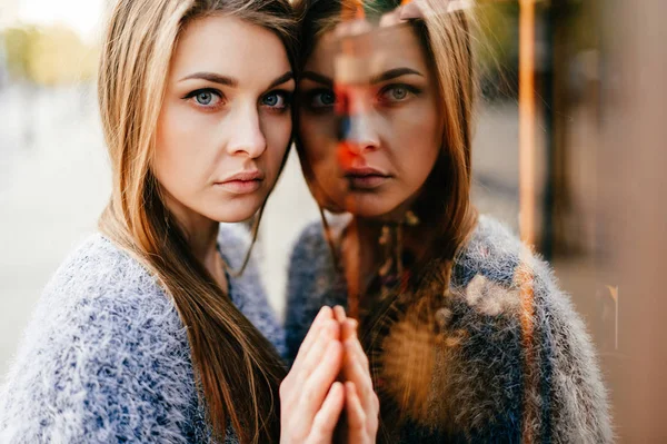 Jeune Belle Femme Posant Devant Vitrine Avec Miroir Réflexion — Photo