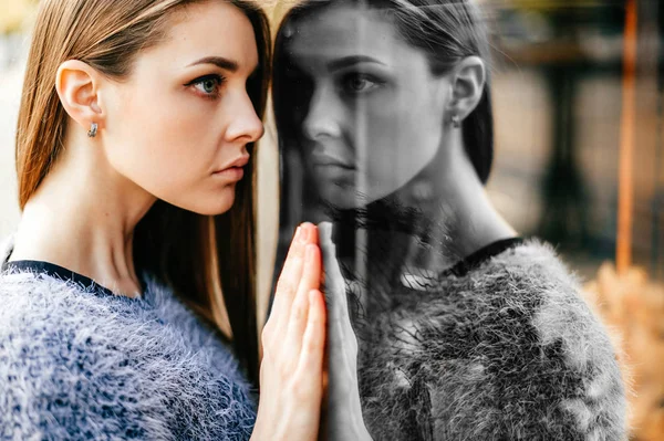 Portrait Young Beautiful Woman Posing Front Showcase Mirror Reflection — Stock Photo, Image