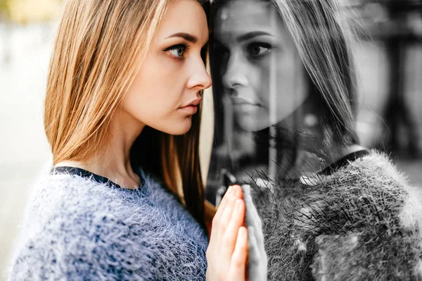 Portrait Young Beautiful Woman Posing Front Showcase Mirror Reflection — Stock Photo, Image