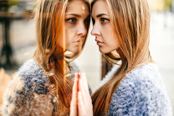 Jeune Belle Femme Posant Devant Vitrine Avec Miroir Réflexion — Photo