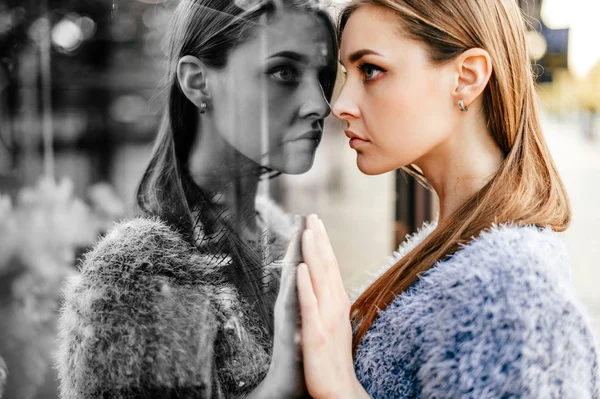 Portrait Young Beautiful Woman Posing Front Showcase Mirror Reflection — Stock Photo, Image