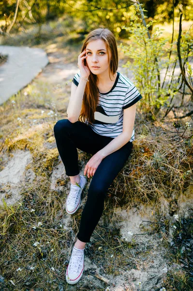 Jeune Fille Vêtements Décontractés Dans Parc Été — Photo