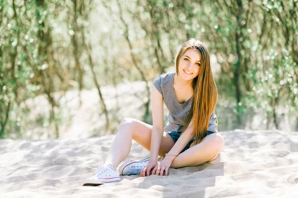 Menina Jovem Roupas Casuais Sentado Areia Praia Verão — Fotografia de Stock