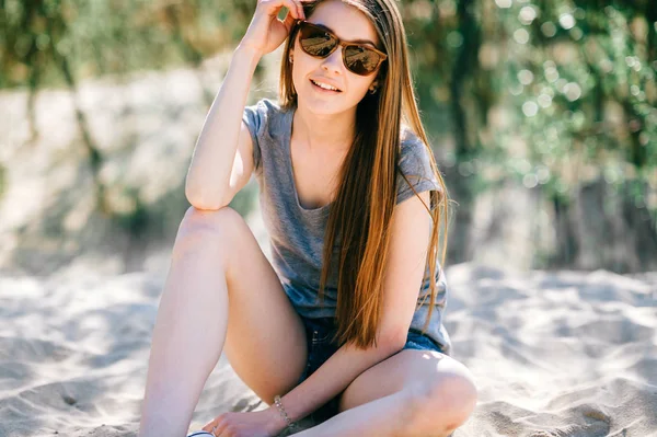 Menina Jovem Roupas Casuais Sentado Areia Praia Verão — Fotografia de Stock