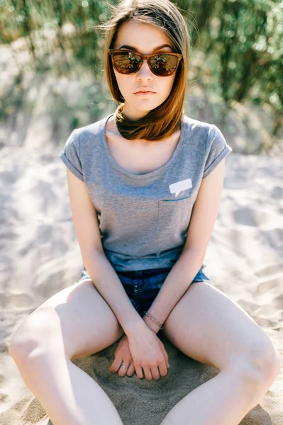 Chica Joven Ropa Casual Sentado Arena Playa Verano —  Fotos de Stock