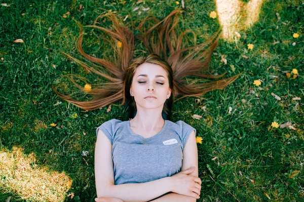 Overhead View Girl Casual Clothing Lying Green Grass — Stock Photo, Image