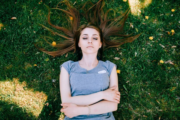 Overhead View Girl Casual Clothing Lying Green Grass — Stock Photo, Image