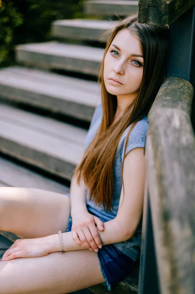 Jong Meisje Casual Kleding Zittend Stappen Straat — Stockfoto