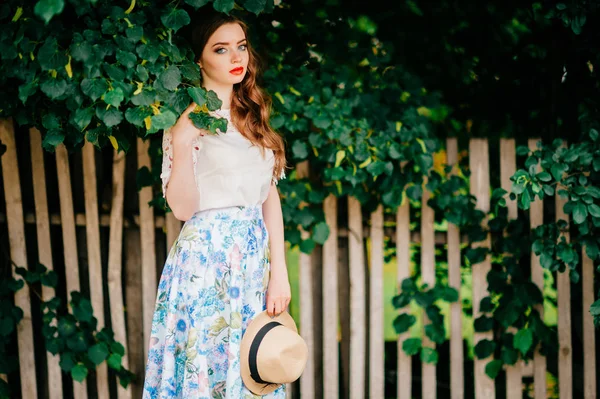 retro tarzı giyim yaz gününde genç çekici kadın