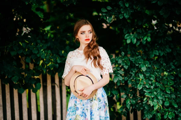 Junge Attraktive Frau Retro Kleidung Einem Sommertag — Stockfoto