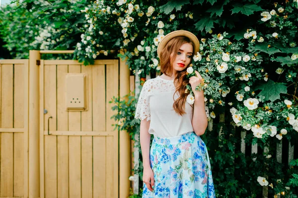 Jeune Femme Séduisante Dans Des Vêtements Style Rétro Jour Été — Photo