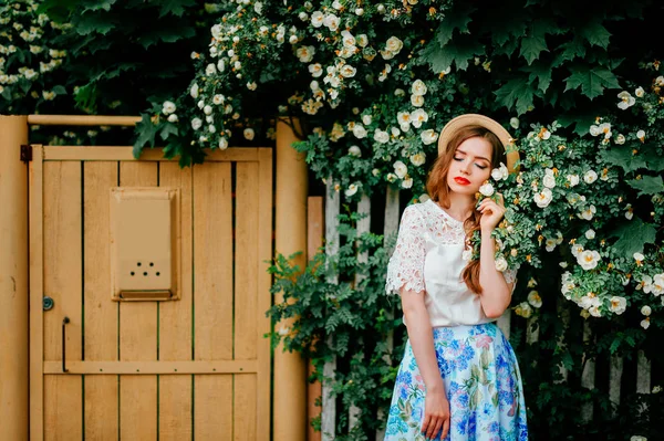 retro tarzı giyim yaz gününde genç çekici kadın