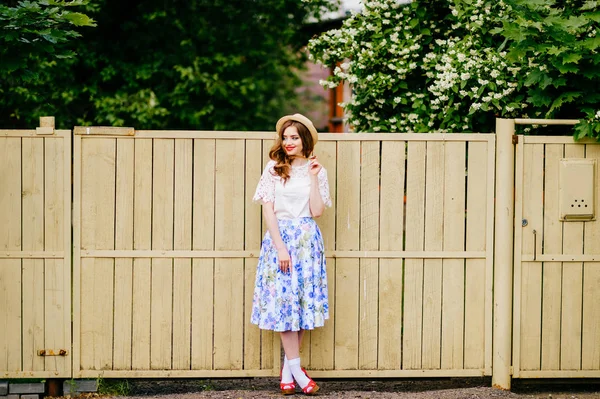 retro tarzı giyim yaz gününde genç çekici kadın