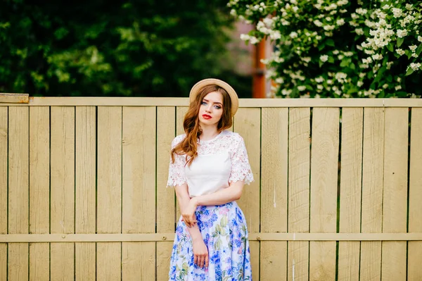 retro tarzı giyim yaz gününde genç çekici kadın