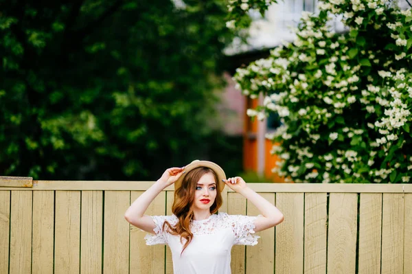 retro tarzı giyim yaz gününde genç çekici kadın