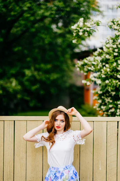 retro tarzı giyim yaz gününde genç çekici kadın