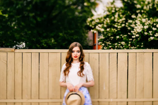 Jovem Mulher Atraente Roupas Estilo Retro Dia Verão — Fotografia de Stock