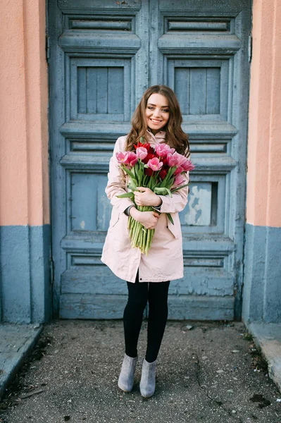 Beautiful Young Woman Bouquet Tulips Posing Street — Stock Photo, Image