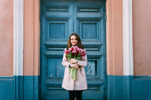 Beautiful Young Woman Bouquet Tulips Posing Street — Stock Photo, Image