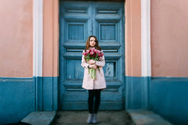 Beautiful Young Woman Bouquet Tulips Posing Street — Stock Photo, Image