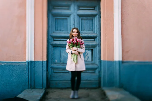 Hermosa Joven Con Ramo Tulipanes Posando Calle — Foto de Stock