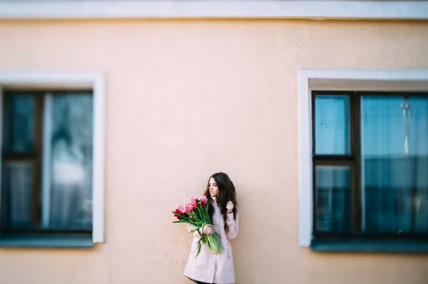 Belle Jeune Femme Avec Bouquet Tulipes Posant Sur Rue — Photo
