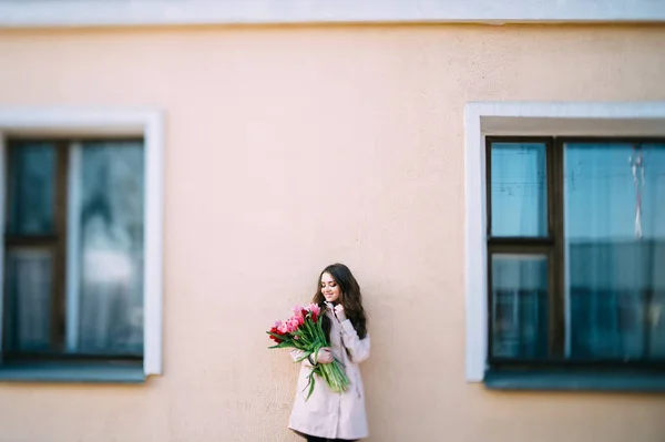 Красивая Молодая Женщина Букетом Тюльпанов Позирует Улице — стоковое фото