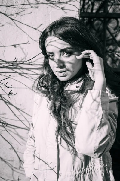 Güzel bir genç kadının siyah beyaz portresi. 