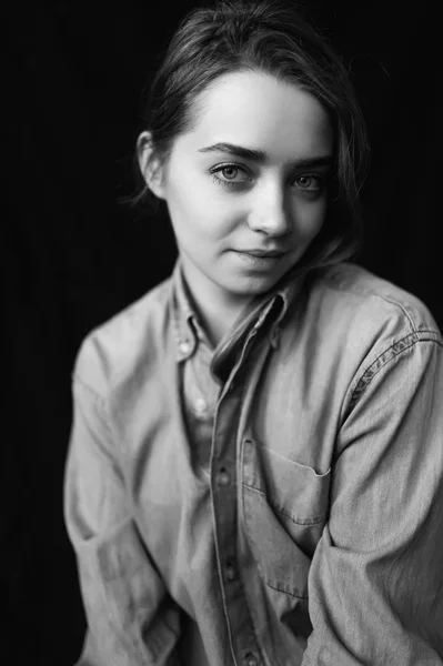 黒と白の美しい若い女性の肖像画 — ストック写真