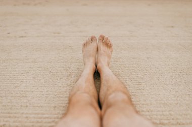 Kısmi yalınayak adam görünümünü kum plajındaki