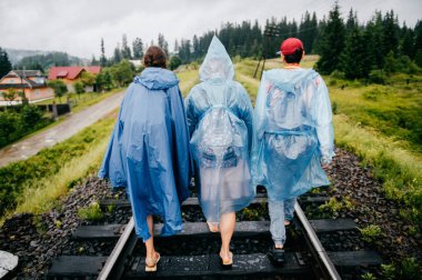 arkadan görünüşü demiryolu dağlarda yürüyüş arkadaş