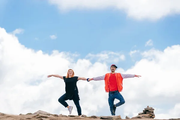 Paar Steht Auf Dem Gipfel Des Berges Mit Wolken Hintergrund — Stockfoto