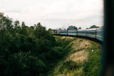 Vintage eski arabalar kırsal sürme ile lokomotif 