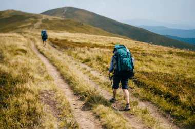 gezginler Karpat Dağları dağcılık sırt çantası ile