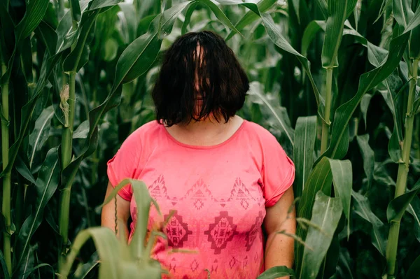 Frau Steht Sommertag Maisfeld — Stockfoto