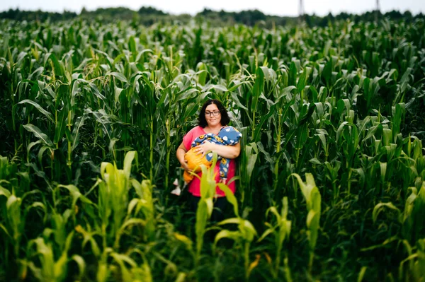 Mujer Con Bebé Las Manos Pie Campo Maíz —  Fotos de Stock