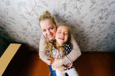 genç anne holding ağlayan kız elinde evde