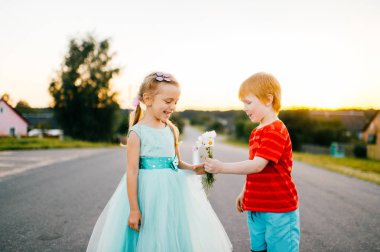 kırsal yaz gününde sevimli mutlu çocuklar