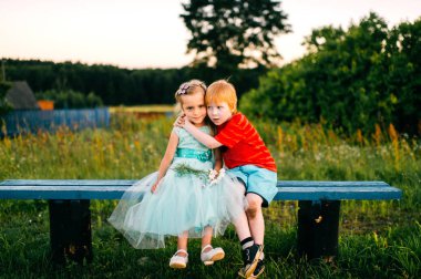 kırsal yaz gününde sevimli mutlu çocuklar