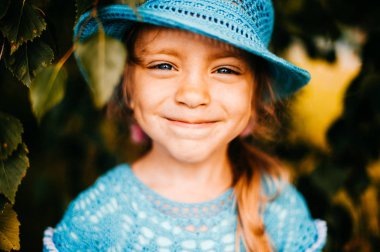 küçük kız mavi örme elbise ve şapka