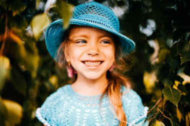 küçük kız mavi örme elbise ve şapka