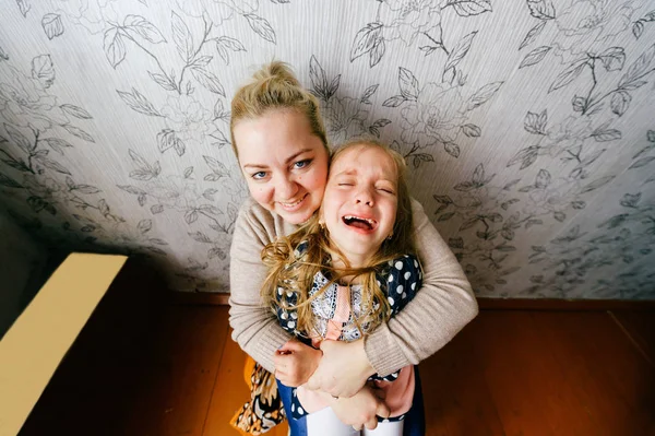 genç anne holding ağlayan kız elinde evde