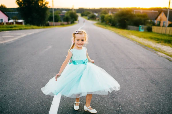 Маленькая Девочка Синем Платье Сельской Дороге — стоковое фото