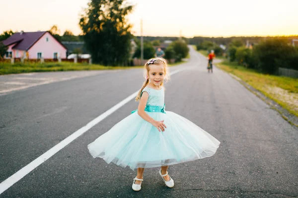 Little Girl Blue Dress Countryside Road — Stock Photo, Image