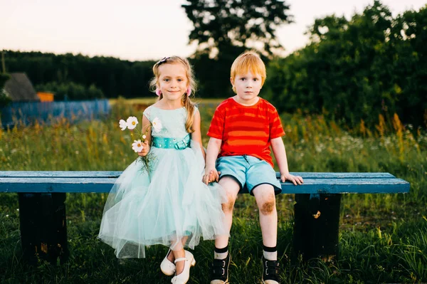 Söta Glada Barn Sommardag Landsbygden — Stockfoto