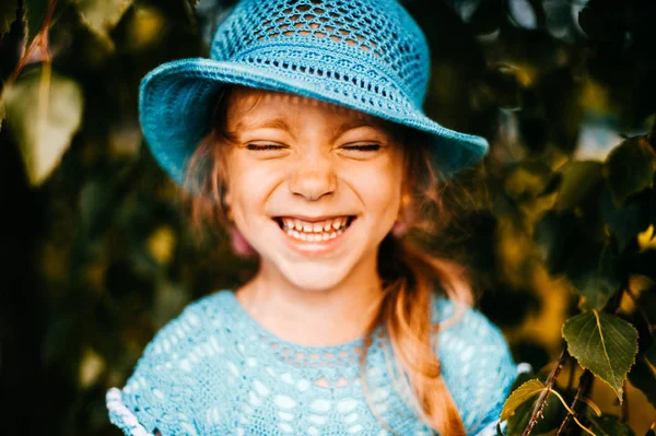 Маленька Дівчинка Блакитній Язаній Сукні Капелюсі — стокове фото