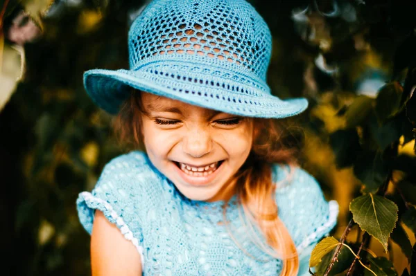 küçük kız mavi örme elbise ve şapka