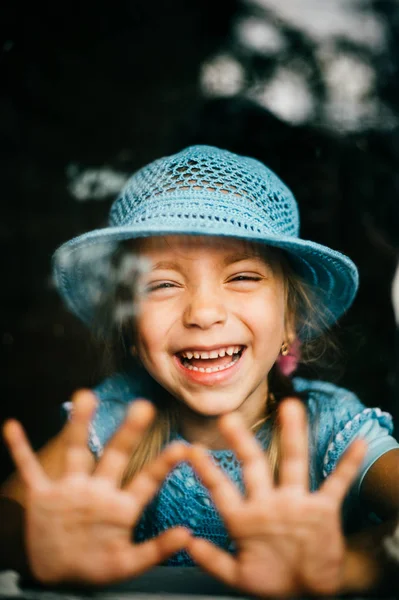 Μικρό Κορίτσι Μπλε Πλεκτό Φόρεμα Και Καπέλο Ψάχνετε Μέσα Από — Φωτογραφία Αρχείου