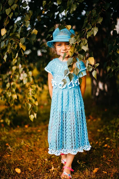 Menina Azul Vestido Malha Chapéu — Fotografia de Stock